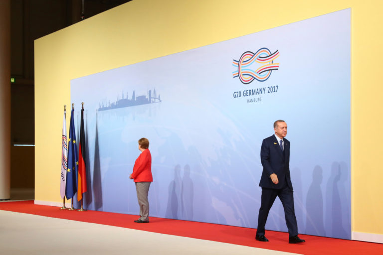 Erdogan et la chancelière allemande se retrouvent vendredi pour tenter de tourner la page de deux années de tension
