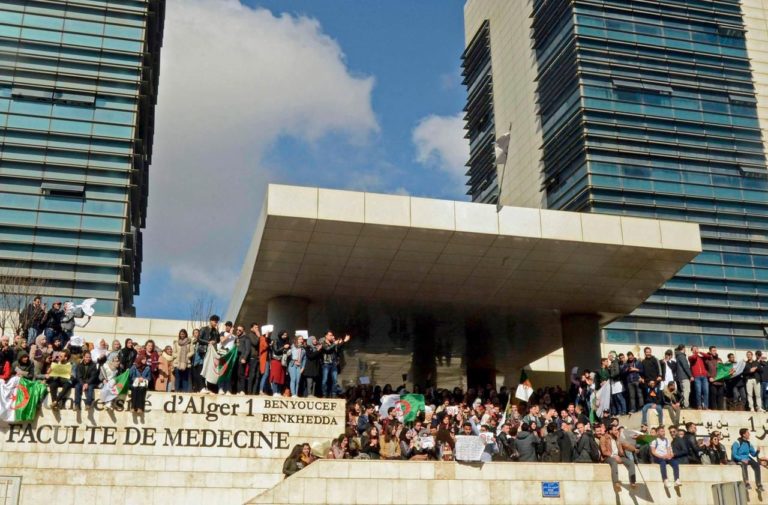 Algérie: les étudiants rejoignent les protestations contre la candidature de Bouteflika