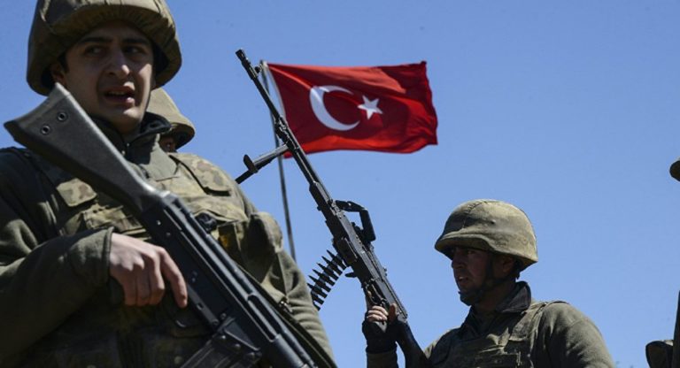 Le Ministre de la Défense turc effectue des inspections à la frontière turco-syrienne