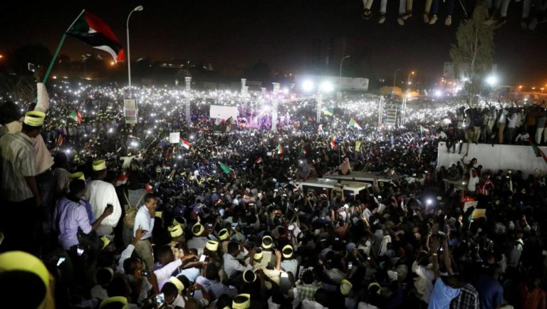 Soudan: une foule immense manifeste pour réclamer un pouvoir civil