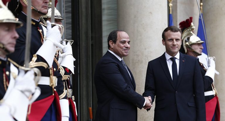 Des diplomates européens révèlent la coordination des renseignements franco-égyptienne pour soutenir Haftar