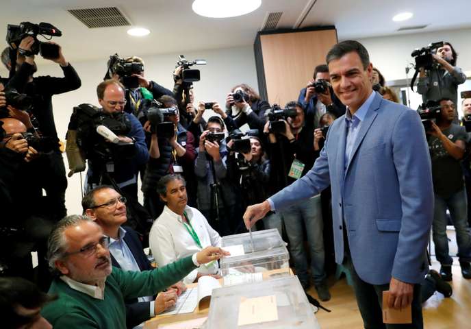 Les socialistes largement en tête des élections législatives en Espagne