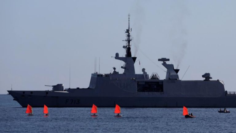 Libye: Trois navires de guerre dont l’un est français approvisionnent Haftar en armes