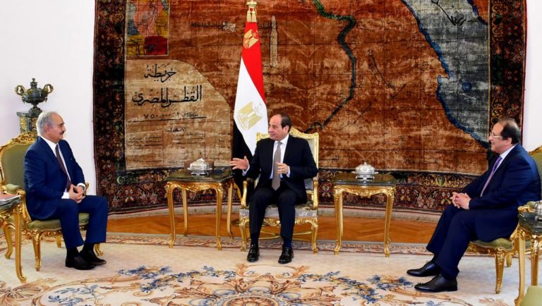 Les quatre niveaux du soutien égyptien à Khalifa Haftar, selon des sources égyptiennes