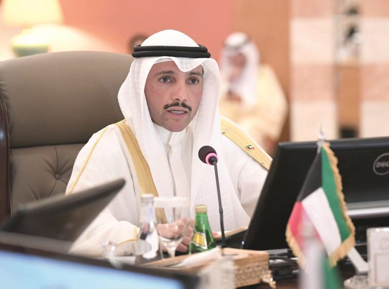 Pour avoir déchiré « les papiers de l’Accord du siècle », le président de l’Assemblée nationale koweïtienne attaqué par un journaliste saoudien
