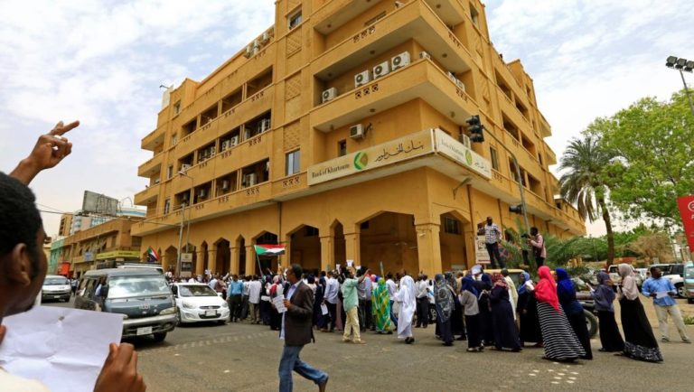 La grève générale au Soudan: un pays paralysé et les militaires tentent de la briser
