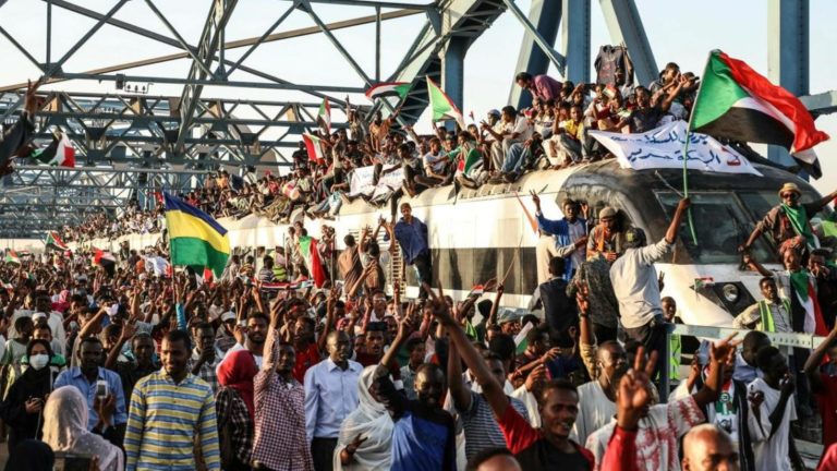 Soudan: La contestation charge la pression et les militaires s’appuient sur Ben Salmane