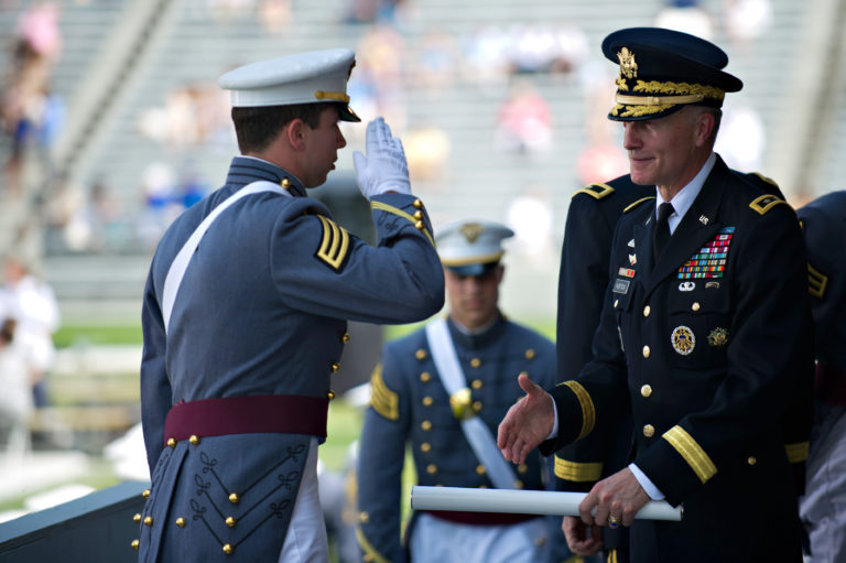 Le vice-Président US informe des diplômés de l’armée américaine: « préparez-vous pour la guerre »