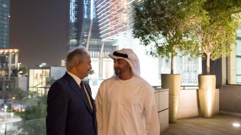 Intelligence Online : «3 mille tonnes d’armes livrées à Haftar par ben Zayed, en seulement deux semaines»