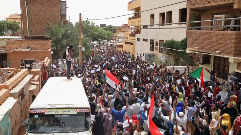 Malgré le bilan lourd de cinq morts et plusieurs blessés.. les Soudanais continuent leurs contestations