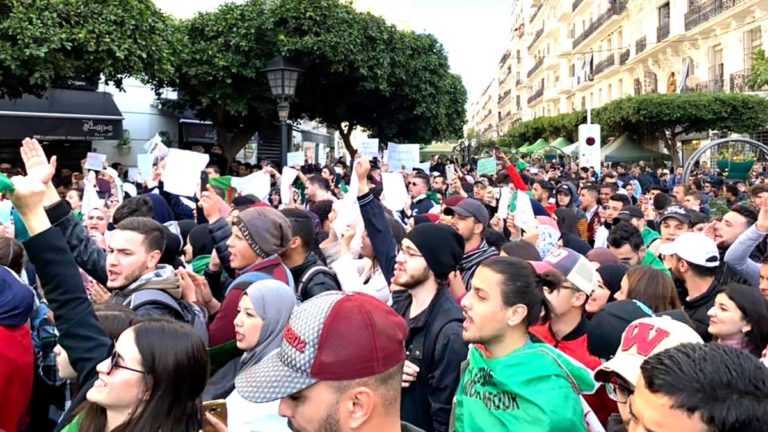 Les étudiants algériens manifestent contre la militarisation de l’état