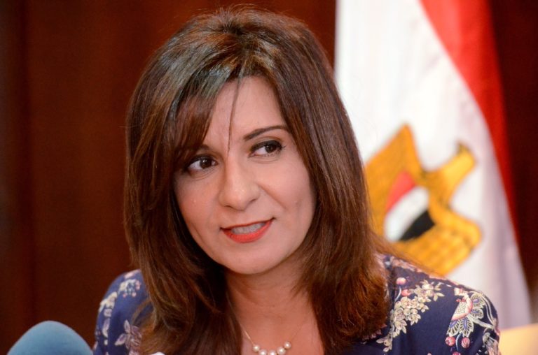 La ministre de l’Immigration égyptienne menace ceux qui critiquent le régime de leur « couper la tête »