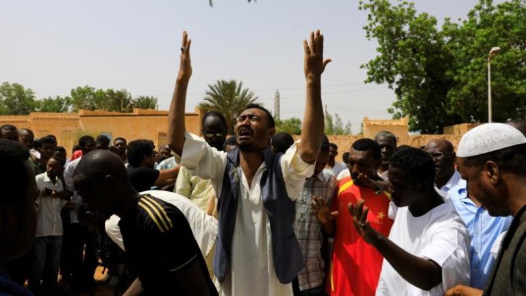 Soudan: les violations des militaires se poursuivent et la population conteste