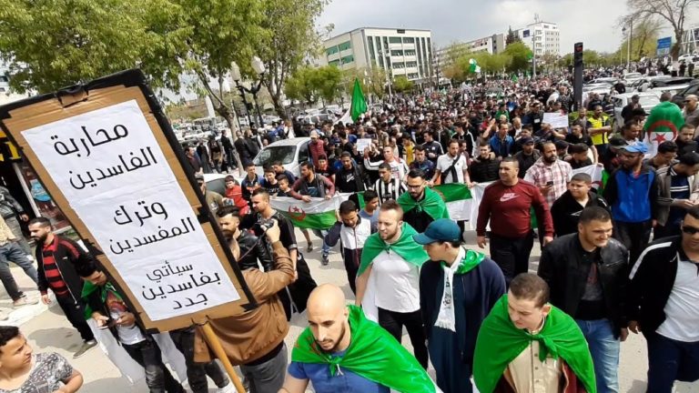 Les Algériens répondent massivement à Gaïd Salah en réitérant leur demande d’un « État civil »