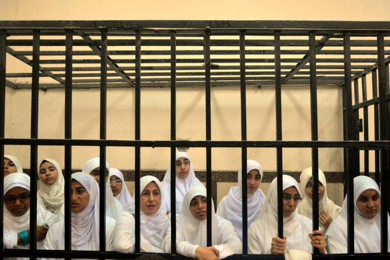 Égypte: Plus de 3 000 détenues torturées et humiliées depuis le Coup d’État
