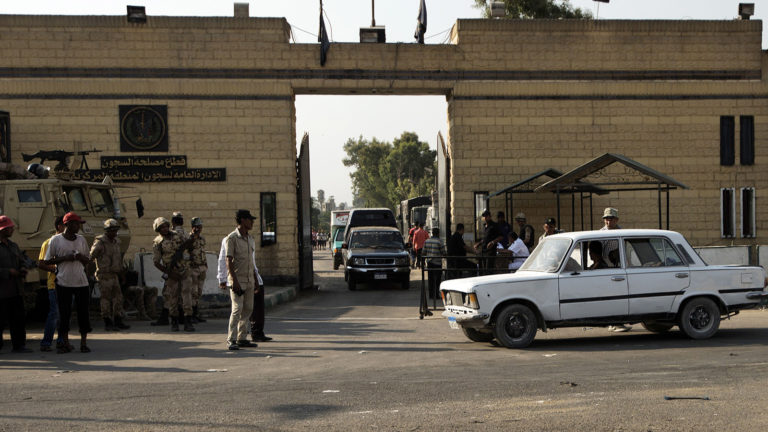 Le gouvernement égyptien ne confine pas ses citoyens mais interdit les visites dans les prisons