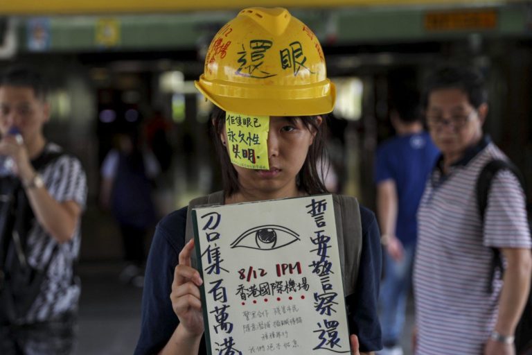 Hong Kong: la police défiée après l’agression de deux activistes