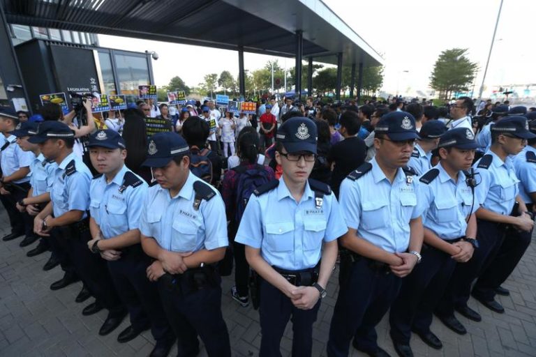 Hong Kong : la police tire à balle réelle