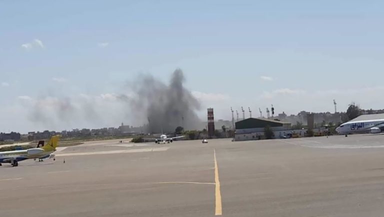 Haftar bombarde l’aéroport de Mitiga au moment de l’arrivée des pèlerins