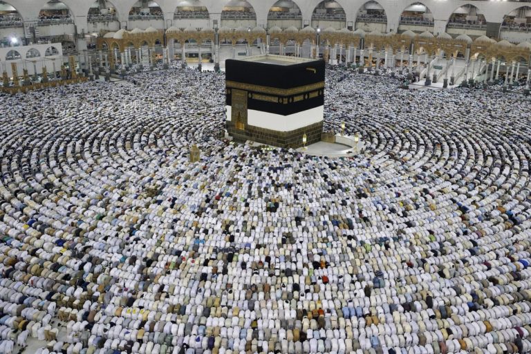 Par crainte du coronavirus, l’Arabie saoudite interdit des pèlerins de se rendre à La Mecque