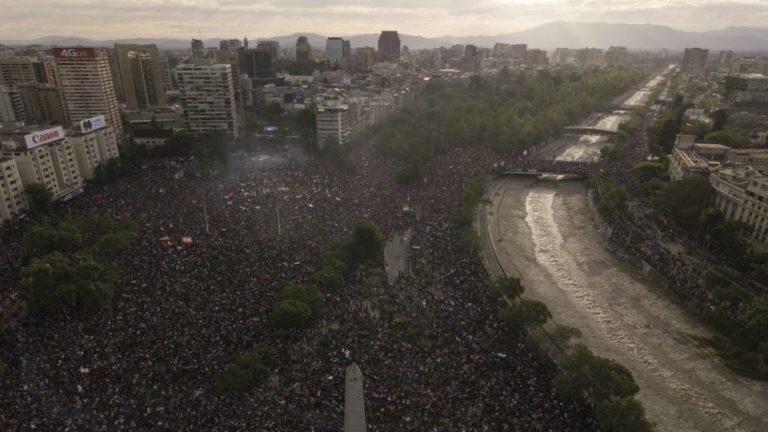 Chili: manifestation monstre à Santiago