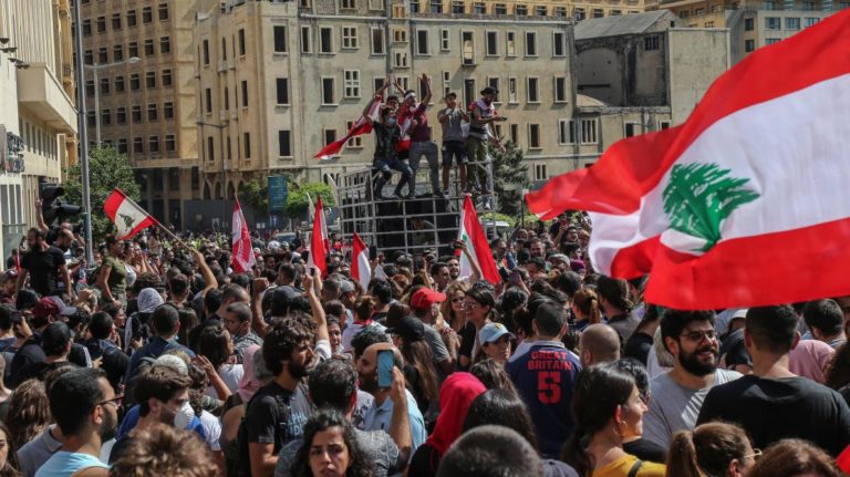 Des Libanais appellent Paris à geler toute aide financière à la classe politique corrompue