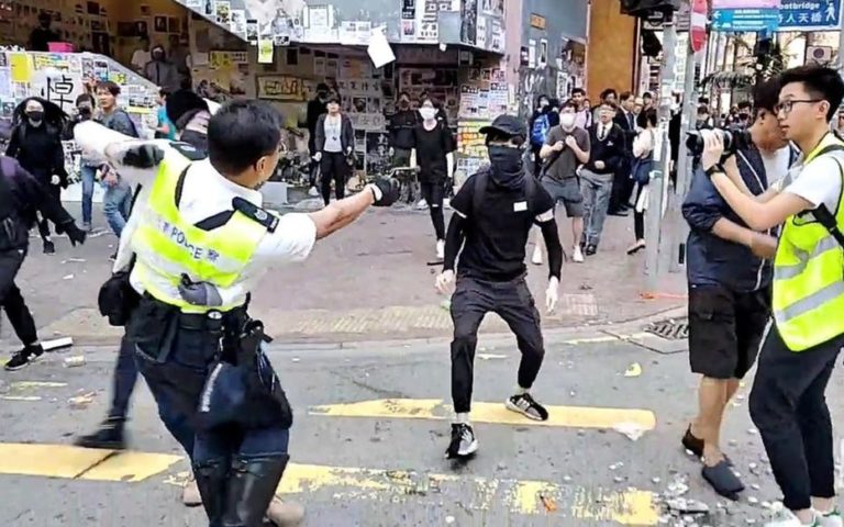 Hong Kong : un manifestant blessé à balle réelle