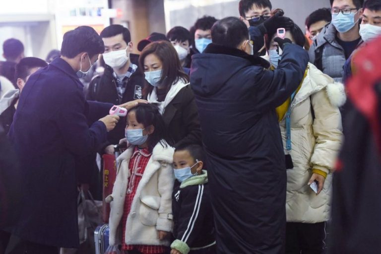 Chine: Le bilan du coronavirus grimpe à 723 morts