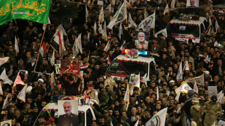 Irak: des milliers de personnes aux funérailles de Soleimani