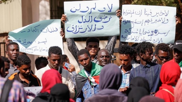 Soudan : 50 des Soudanais envoyés par les EAU en Libye retournent à Khartoum et lancent un sit-in
