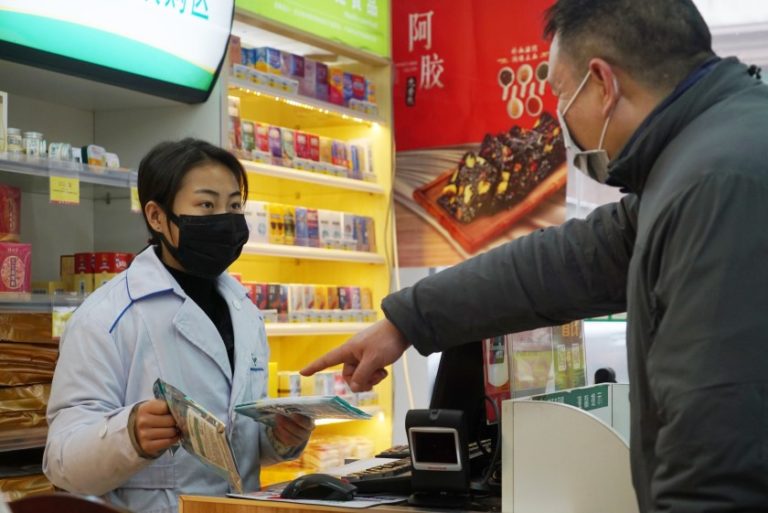 Le marché noir des masques de protection contrefaits explose en Chine