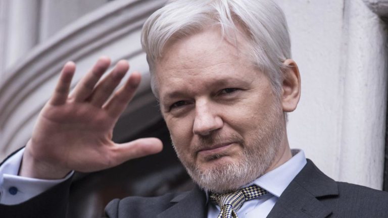 A Londres, Julian Assange fait face à la justice pour tenter d’échapper à une extradition aux USA
