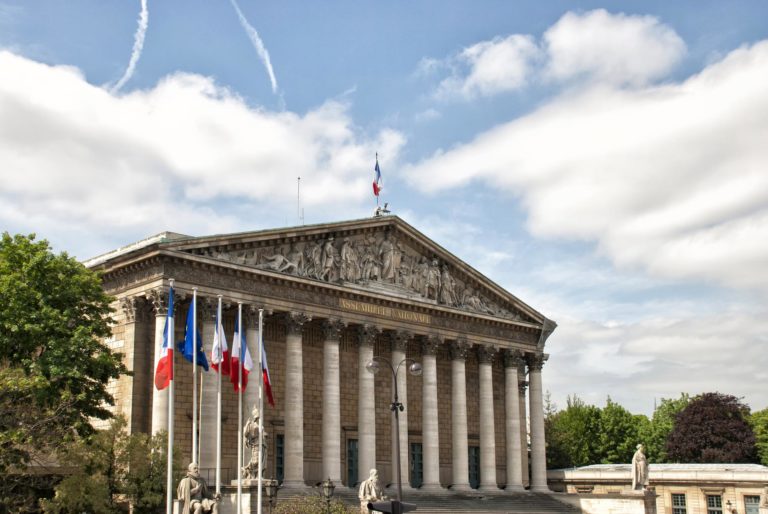 Coronavirus en France : trois cas de contamination à l’Assemblée, dont deux députés