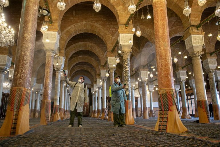 Coronavirus en Tunisie: Désinfection de la mosquée Zitouna