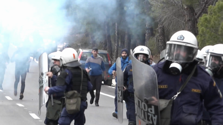 La Police grecque poursuit ses violations contre les réfugiés qui tentent de pénétrer en Grèce