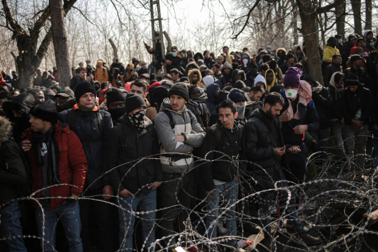Face au refus grec d’ouvrir les portes, les réfugiés retournent en Turquie