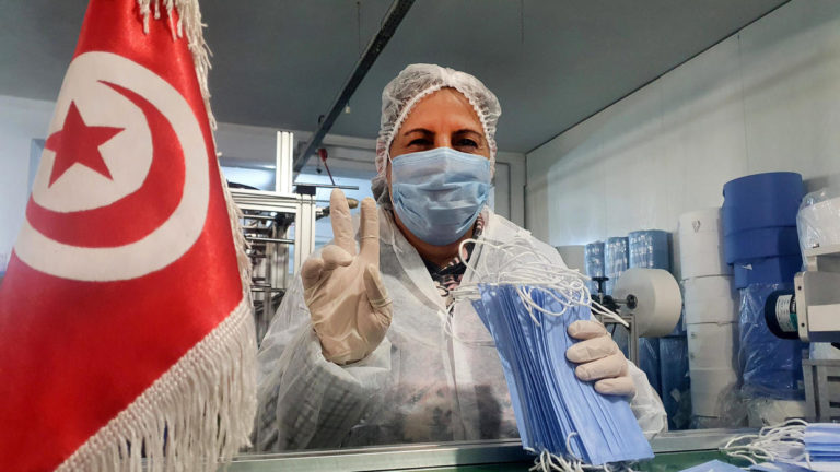 Tunisie/Coronavirus: Des ouvrières se confinent à l’usine pour fabriquer des bavettes médicales