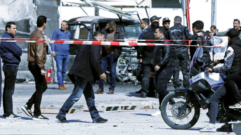 Attaque kamikaze contre l’ambassade américaine à Tunis: un policier tué
