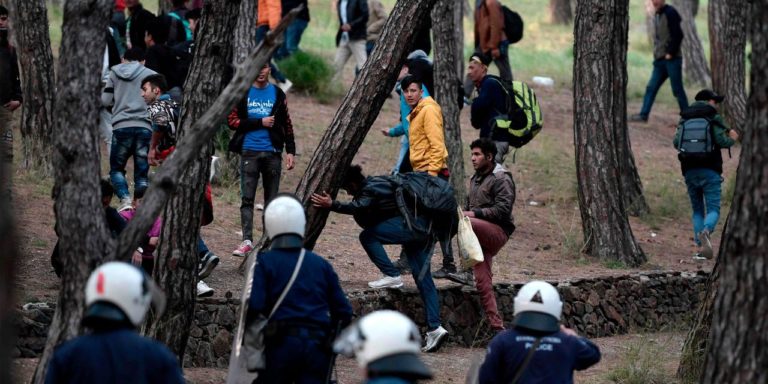Un réfugié blessé par une balle en caoutchouc tiré par la police grecque