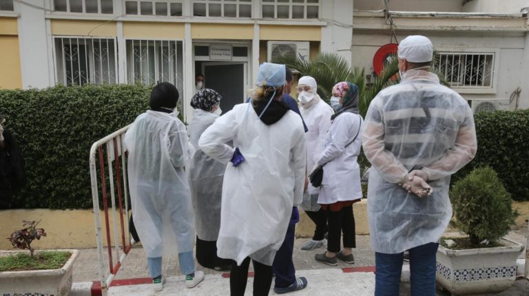 Covid-19: Quatre jeunes Algériens mettent au point un tunnel de désinfection intelligent