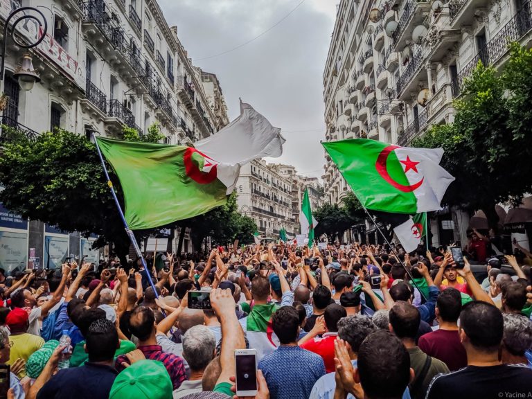 Algérie:  la répression « implacable » du Hirak entrave la réforme constitutionnelle