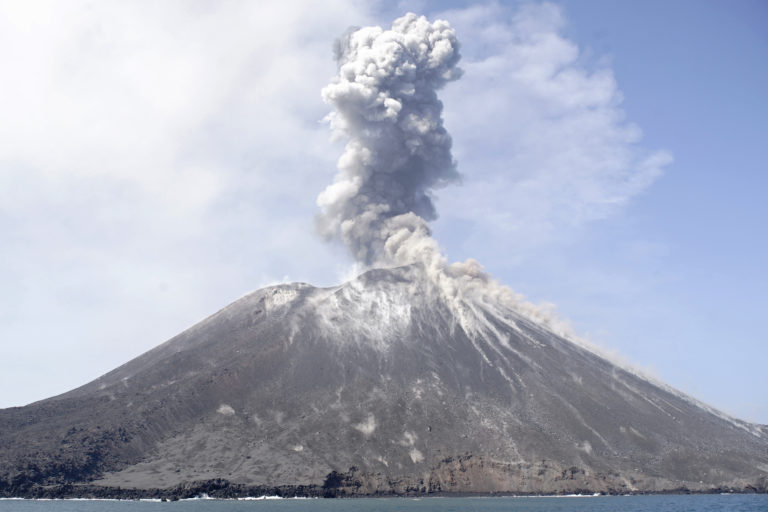 Indonésie: le volcan Merapi entre en éruption projetant des cendres à 6000 mètres d’altitude