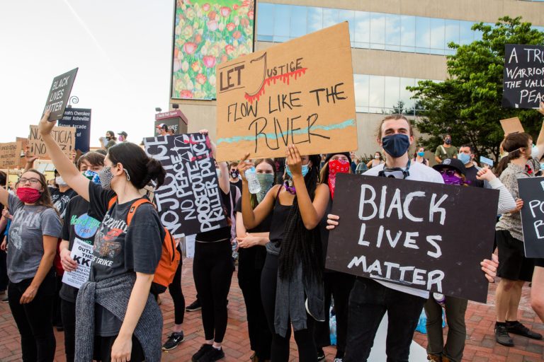 Black Lives Matter: La mobilisation de la rue est en train de prendre à l’échelle politique