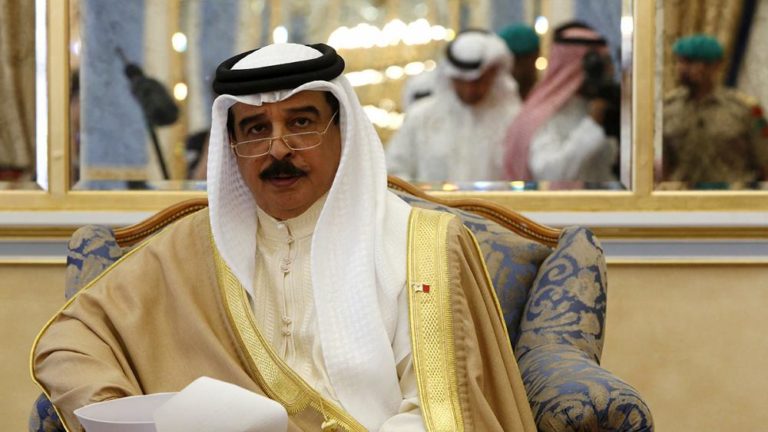 Avant de partir, Donald Trump accorde la médaille de l’Ordre du mérite au roi du Bahreïn