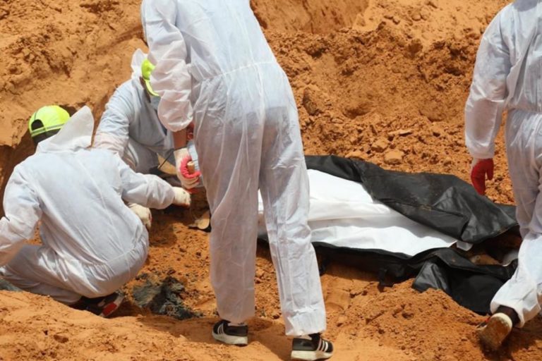 Libye: le nombre des cadavres récupérés dans le nouveau charnier découvert à Tarhounah s’élève à 11 