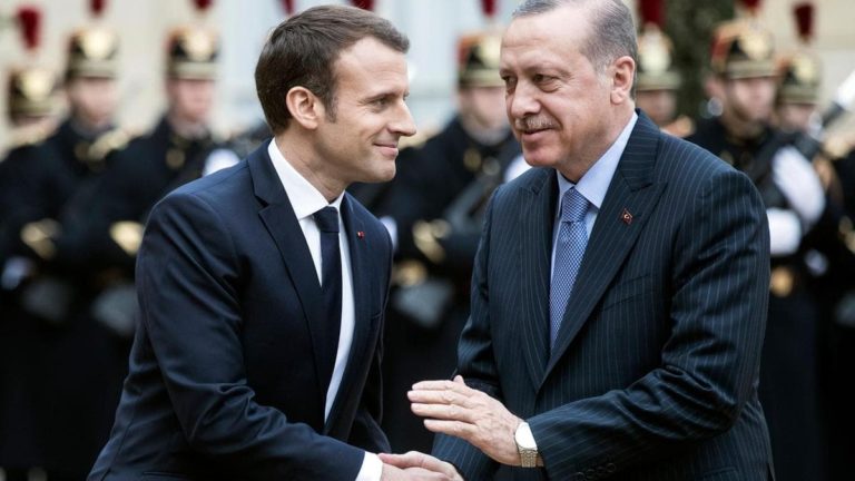 Macron a besoin de se faire soigner, dit Erdogan