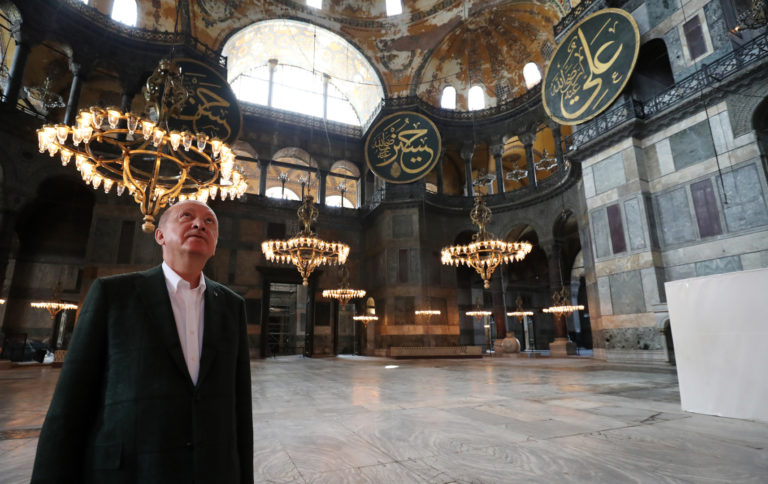 Turquie: la mosquée Ayasofy rouvre officiellement ses portes en célébrant la première grande prière du vendredi