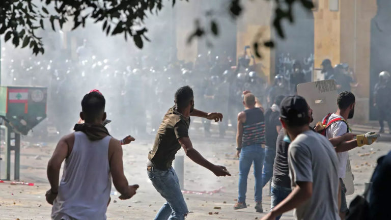Liban : Plus de 700 blessés suite aux affrontements entre manifestants et police à Beyrouth