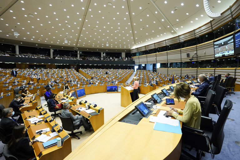 Le Parlement européen adopte une résolution interdisant les ventes d’armes à l’Arabie saoudite et aux Emirats arabes unis
