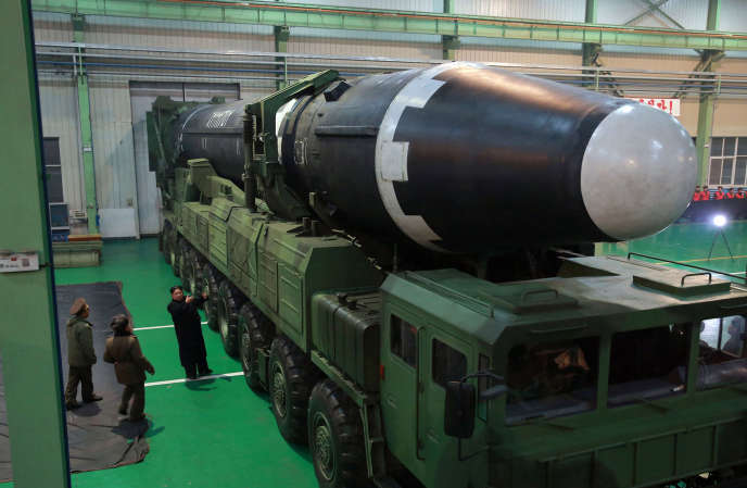 Corée du nord : menace indirecte en dévoilant un missile balistique